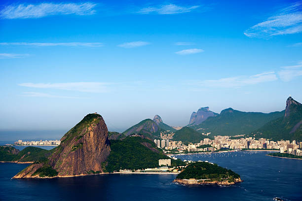 bahía de guanabara entrada en rio de janeiro - christ the redeemer rio de janeiro city urban scene fotografías e imágenes de stock