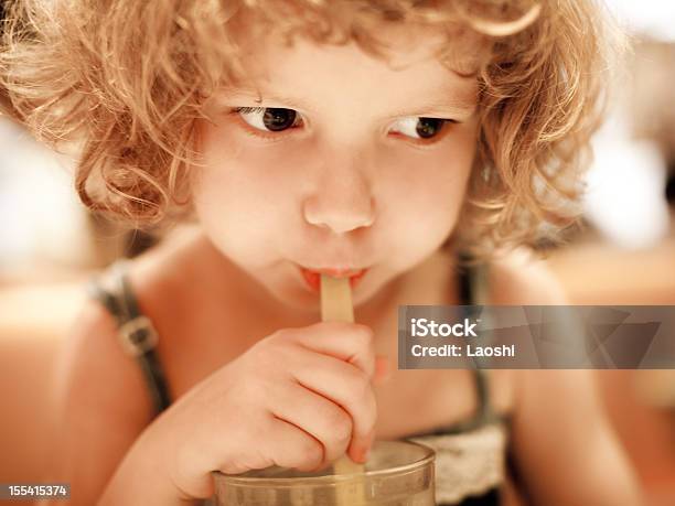 Foto de Linda Garota e mais fotos de stock de Suco - Suco, 4-5 Anos, Alimentação Saudável
