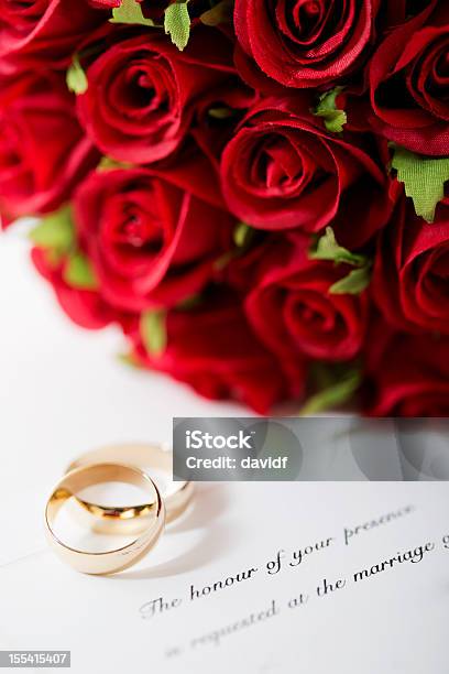 Foto de Convite De Casamento E Anéis e mais fotos de stock de Aliança de casamento - Aliança de casamento, Anel - Joia, Bouquet