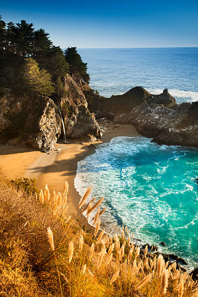 cascata mcway parco statale di julia pfeiffer, big sur, california, stati uniti - coastline big sur usa the americas foto e immagini stock