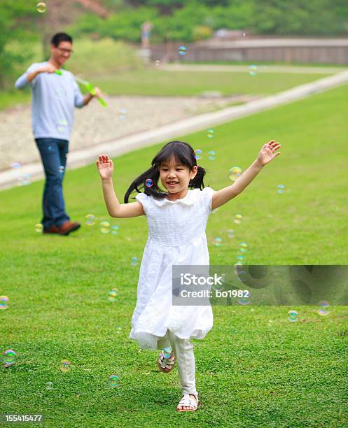 Rapariga Feliz Jogando No Parque Com A Família - Fotografias de stock e mais imagens de 4-5 Anos - 4-5 Anos, 6-7 Anos, Alegria
