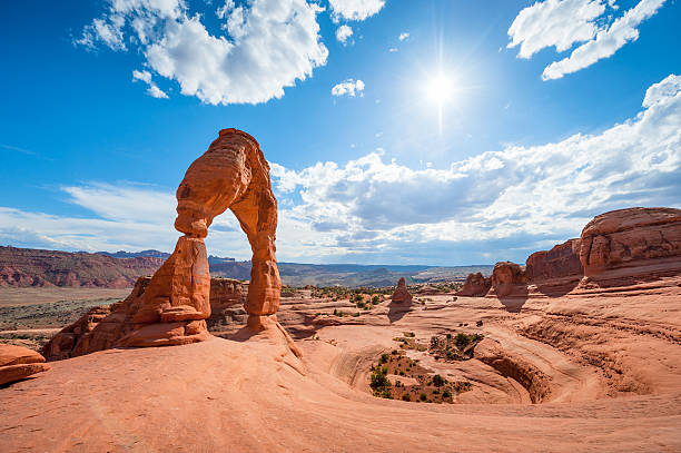 delicate arch, arches national park - moab stock-fotos und bilder