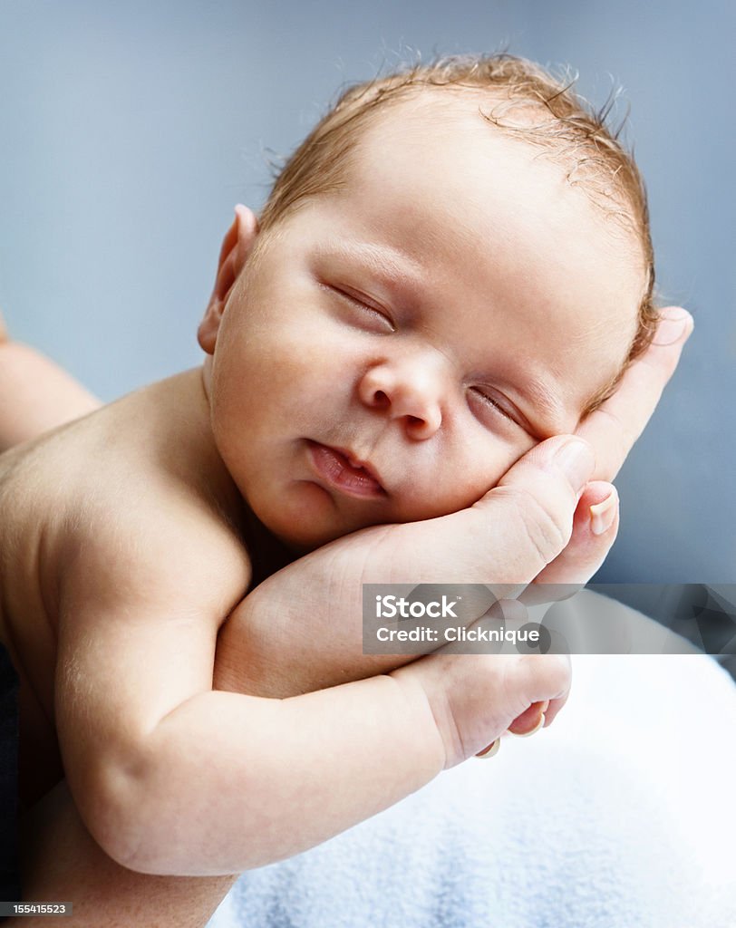 Blissfully dormir bebê cradled em mães as Mãos - Royalty-free Recém-nascido Foto de stock