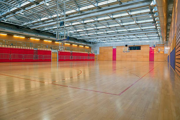 big sports hall vacía con techo de metal - school gymnasium parquet floor sport empty fotografías e imágenes de stock