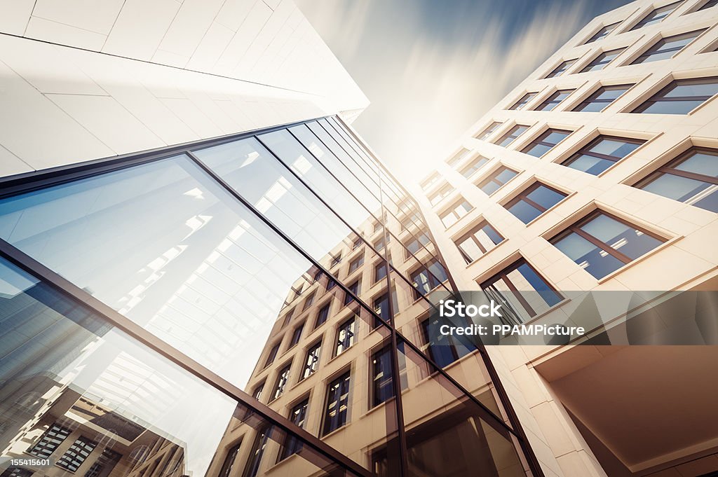 Futurista edificio de oficinas - Foto de stock de Acero libre de derechos