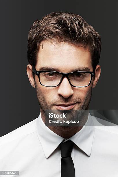 Bem Sucedido Designer Óculos Para Uma Imagem - Fotografias de stock e mais imagens de Homens - Homens, Sorriso discreto, Determinação