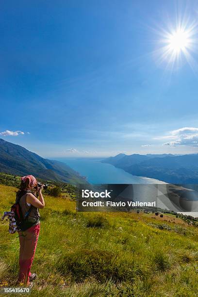 Fotografar Lago Garda - Fotografias de stock e mais imagens de Adulto - Adulto, Ao Ar Livre, Azul