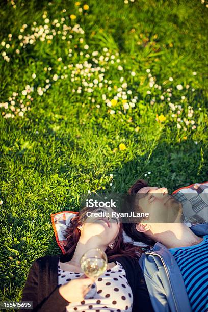 Happy Picknick Paar Mit Weingläser Stockfoto und mehr Bilder von Betrachtung - Betrachtung, Blick nach oben, Dating
