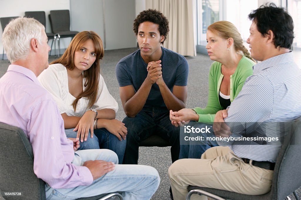 Reunión del grupo de apoyo - Foto de stock de Terapia de grupo libre de derechos