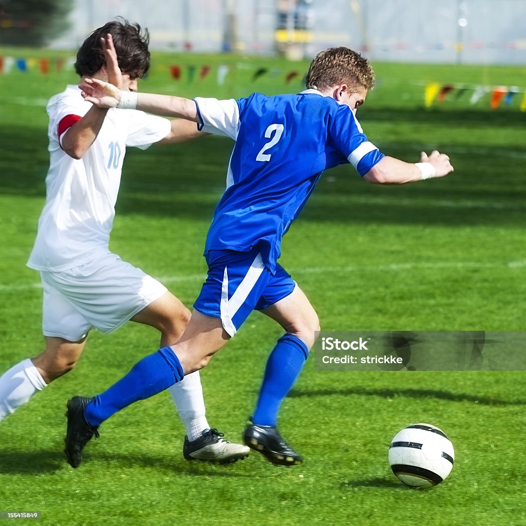 Deux joueurs de football hommes s'engager dans la bataille pour ballon - Photo de Adolescent libre de droits
