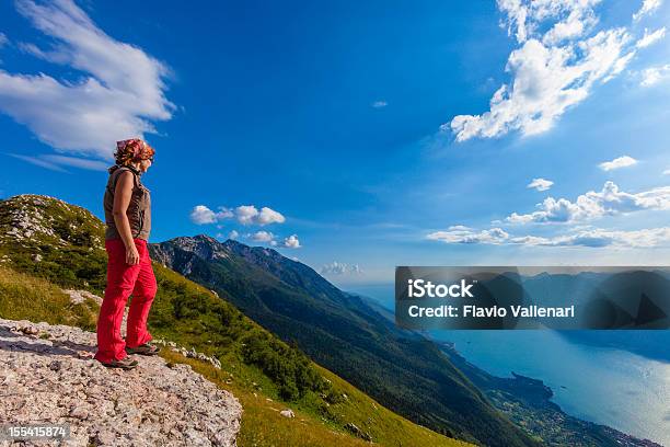 Admirar Lago Garda - Fotografias de stock e mais imagens de Admirar a Vista - Admirar a Vista, Adulto, Andar