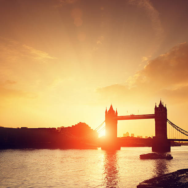 tower bridge & fleuve tamise à l'aube - london england sunlight morning tower bridge photos et images de collection