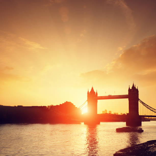 tower bridge & rio tamisa em amanhecer - london england morning sunlight tower bridge imagens e fotografias de stock