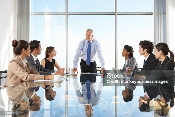 Grupo De Empresários Tendo Reunião Do Conselho - Fotografias de stock e mais imagens de Reunião - Reunião, Diretor Executivo de Empresa, Presidente de empresa