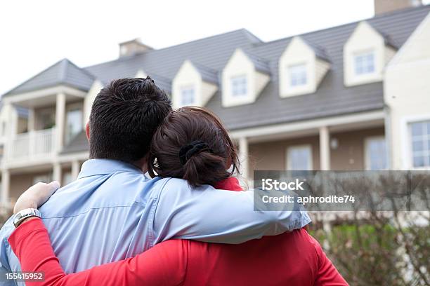 Foto de Compras Para Uma Nova Casa e mais fotos de stock de Comprar - Comprar, Vila, Família