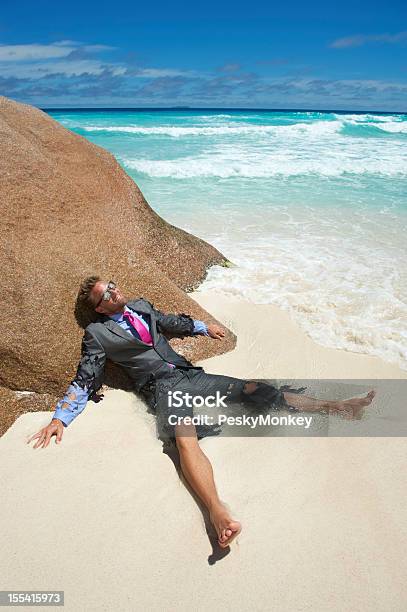 Náufrago Empresário Está Na Praia Tropical Em Cadeia - Fotografias de stock e mais imagens de Exaustão