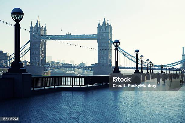 Ponte Da Torre Londres Do South Bank Promenade - Fotografias de stock e mais imagens de Londres - Inglaterra - Londres - Inglaterra, South Bank, Ao Ar Livre