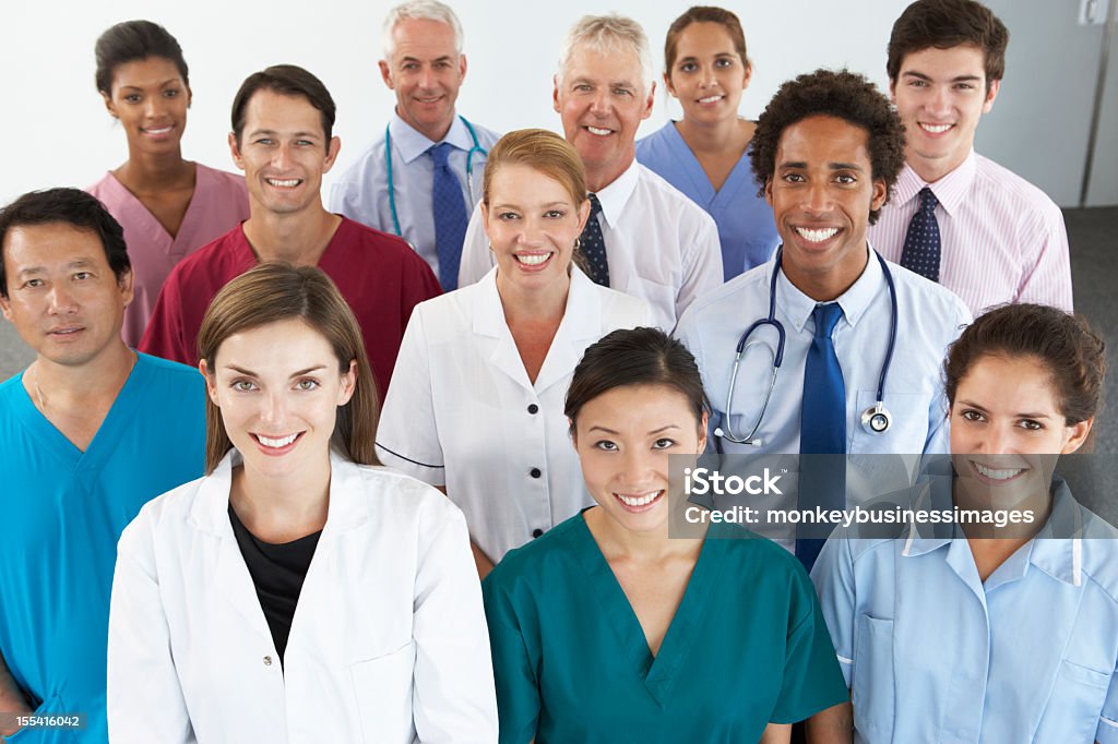 Группа Портрет работников в медицинских специалистов - Стоковые фото Взаимодействие роялти-фри
