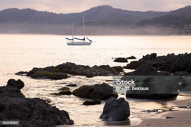 早朝霧の上海の岩の海岸ヨットます - かすみのストックフォトや画像を多数ご用意 - かすみ, しぶき, カラー画像