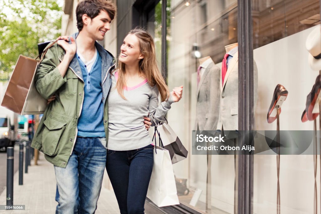 shopping en Couple - Photo de 20-24 ans libre de droits