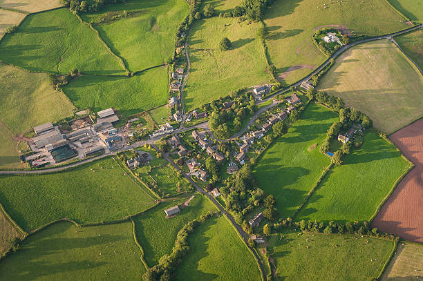 vue aérienne sur le paisible village de campagne d'été et de terres agricoles - welsh culture wales field hedge photos et images de collection