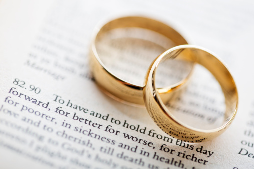 Votos matrimoniales y anillos photo
