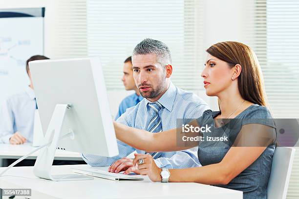 Teamwork Stockfoto und mehr Bilder von Analysieren - Analysieren, Computerbildschirm, Ernst