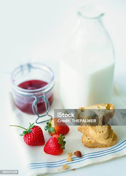 Foto de Morangos E Biscotti Lanche e mais fotos de stock de Assar - Assar, Bebida, Biscoito