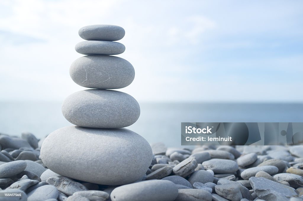 Trova il tuo equilibrio - Foto stock royalty-free di Ammucchiare