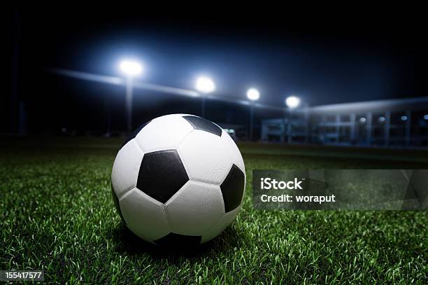 De Futebol - Fotografias de stock e mais imagens de Campo de Futebol - Campo de Futebol, Noite, Bola de Futebol