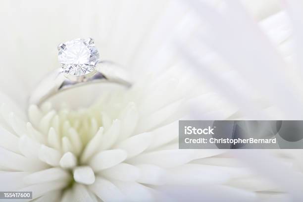 Verlobungsring In Weiße Daisy Stockfoto und mehr Bilder von Diamant - Diamant, Hochzeit, Luxus