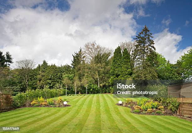 Photo libre de droit de Vue Sur Le Jardin banque d'images et plus d'images libres de droit de Jardin de la maison - Jardin de la maison, Pelouse, Tondre la pelouse