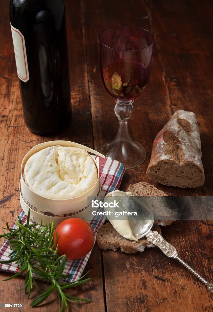 Queijo francês com pães e vinho tinto - Foto de stock de Torta de Sorvete royalty-free