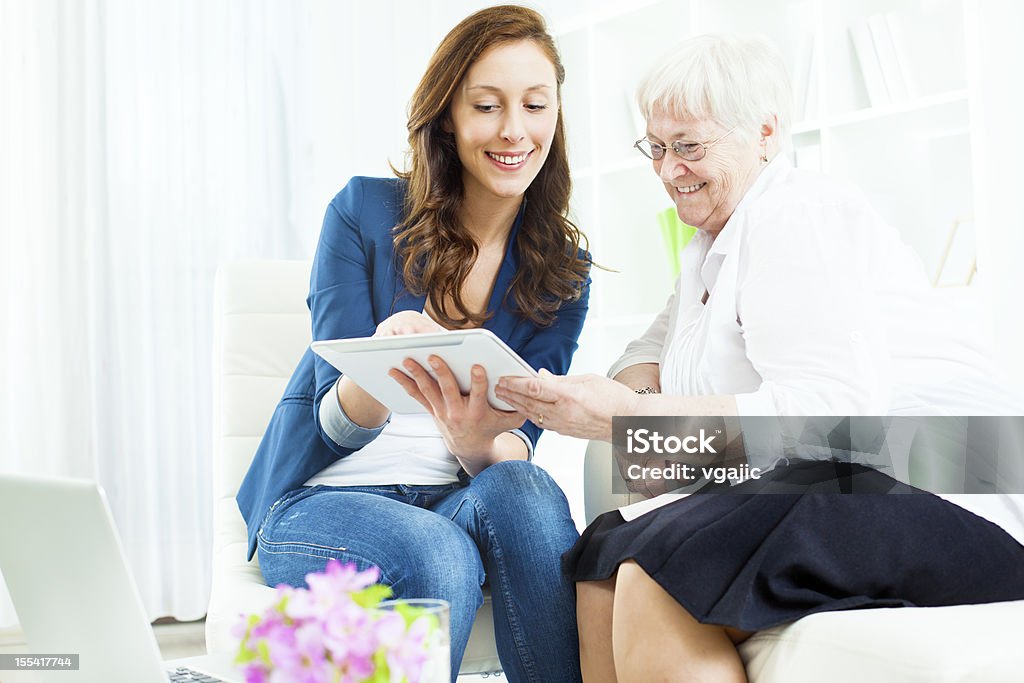 Senior donna incontro con un consulente finanziario. - Foto stock royalty-free di Consulente finanziario