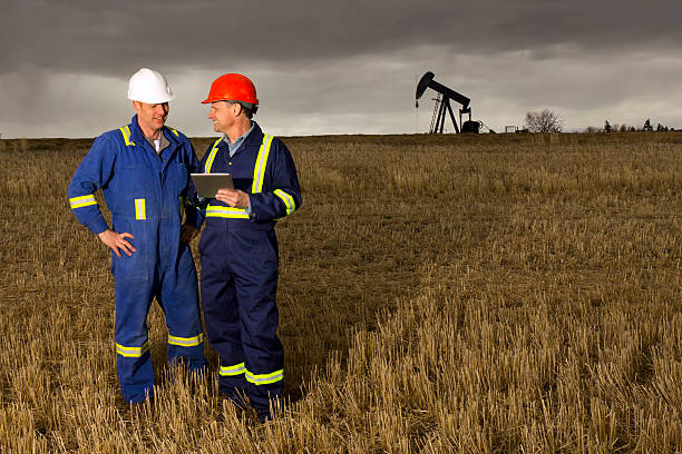 石油員およびデジタル pc - oil industry digital tablet manual worker mining ストックフォトと画像