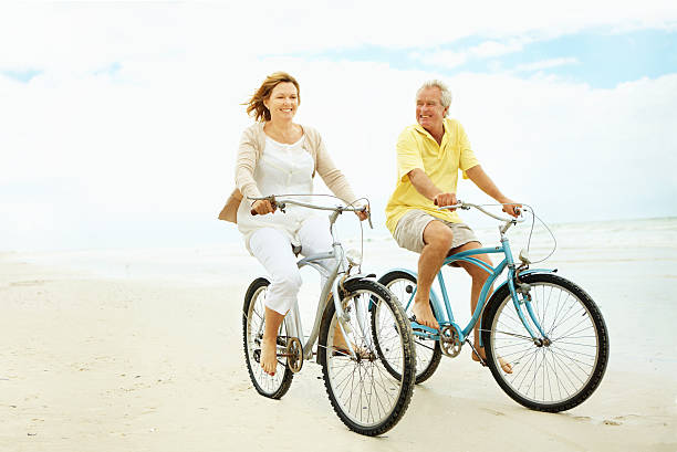 안락한 플라주 자전거 타기 - senior couple cycling beach bicycle 뉴스 사진 이미지