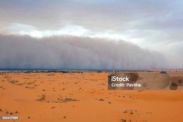 Dust Storm Nähern Merzouga Settlement Stockfoto und mehr Bilder von Abenddämmerung - Abenddämmerung, Afrika, Ausgedörrt