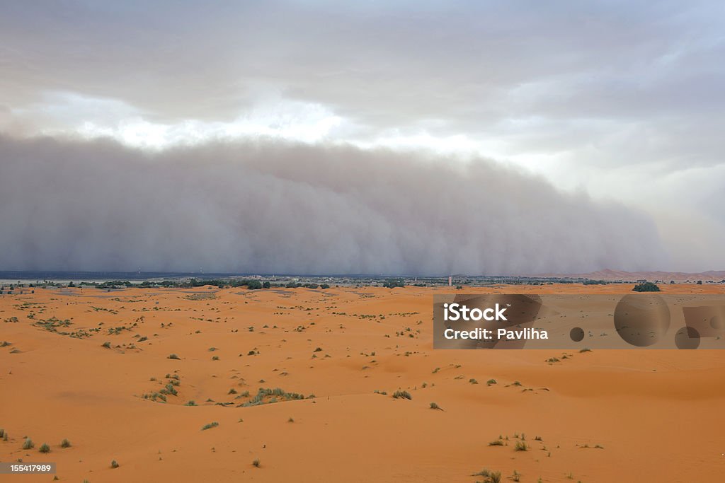 Tempête de poussière approche Merzouga Settlement - Photo de Afrique libre de droits