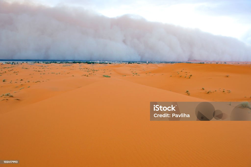 Sandstorm nähern Merzouga Settlement - Lizenzfrei Abenddämmerung Stock-Foto