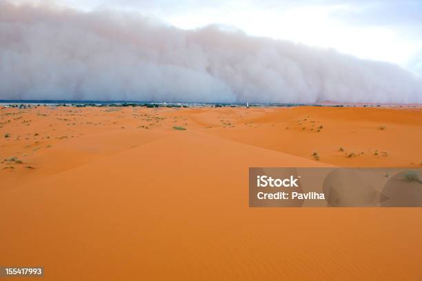 Sandstorm Nähern Merzouga Settlement Stockfoto und mehr Bilder von Abenddämmerung - Abenddämmerung, Afrika, Ausgedörrt