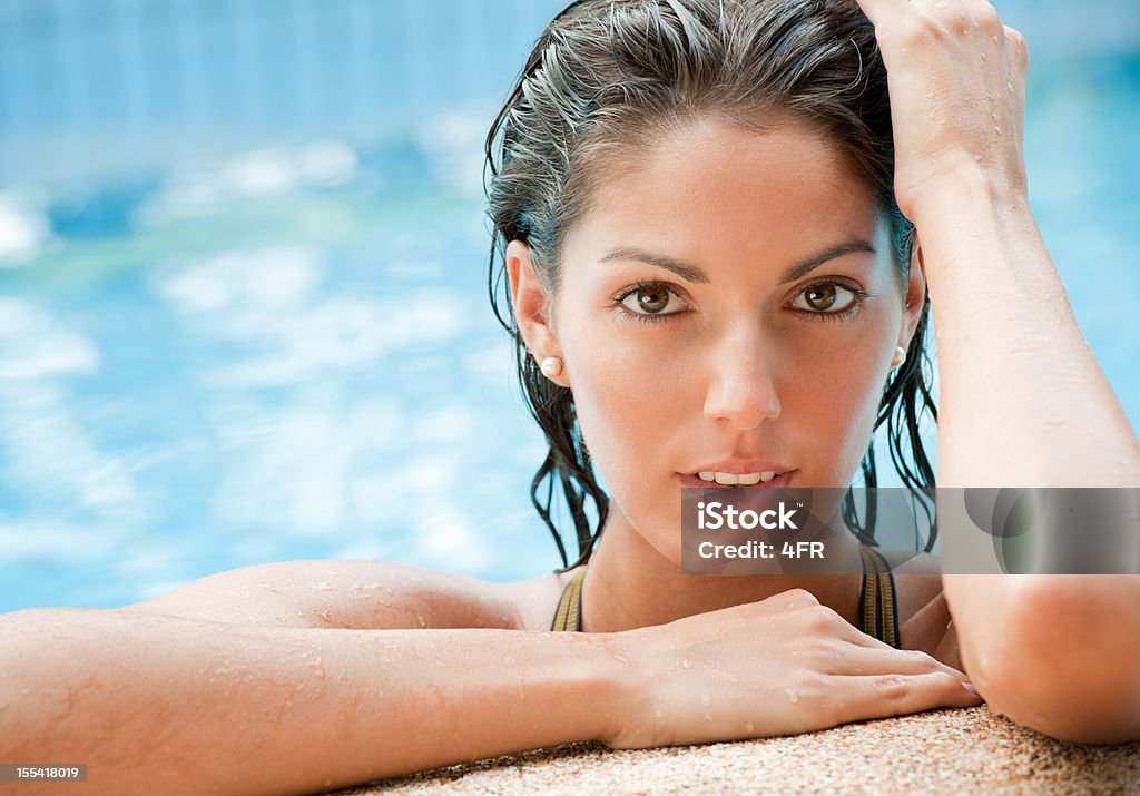 Mulher bonita na piscina com deslumbrantes olhos (XXXL) - Foto de stock de Mulheres royalty-free