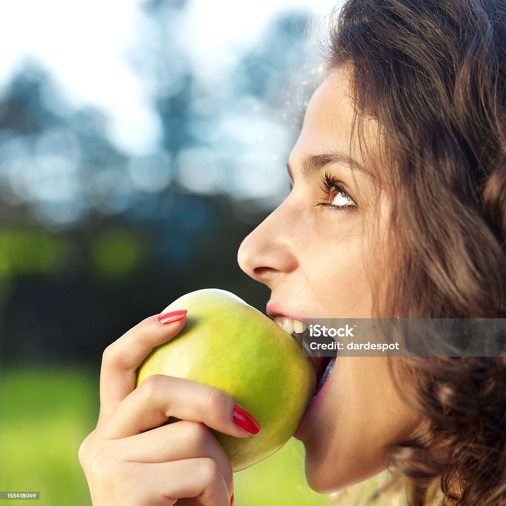 Joven mujer comer manzana verde - Foto de stock de Manzana libre de derechos