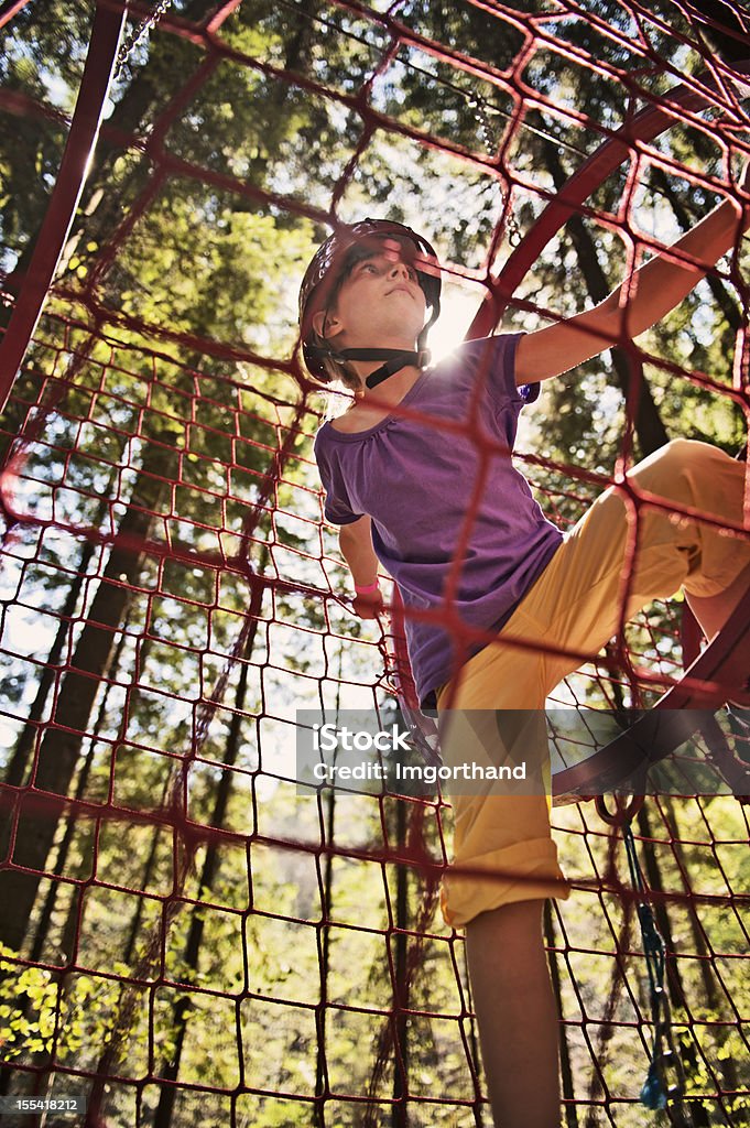 Menina escalada no ao ar livre Parque Infantil - Royalty-free Criança Foto de stock