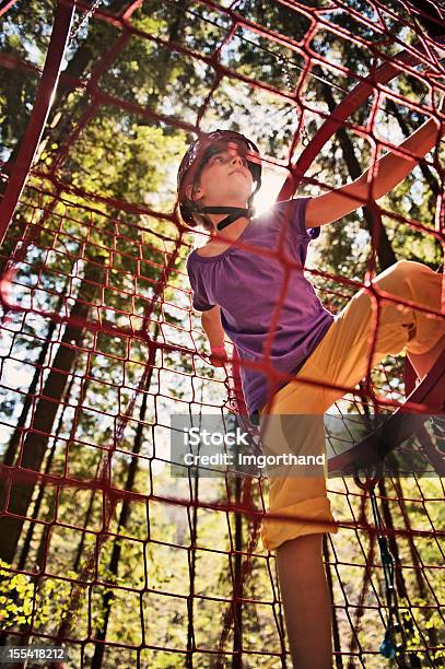 Menina Escalada No Ao Ar Livre Parque Infantil - Fotografias de stock e mais imagens de Criança - Criança, Escalar, Floresta