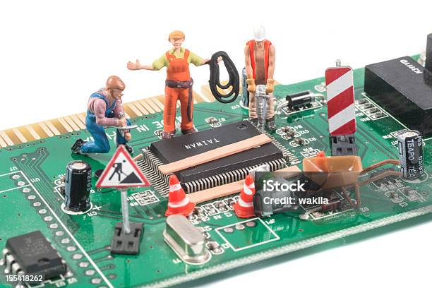 Reparatur Computerausstattung Mit Figuren Stockfoto und mehr Bilder von Figur - Figur, Baustelle, Klein