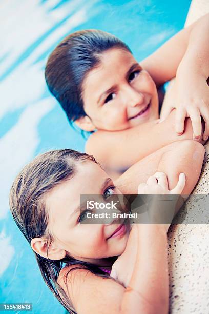 Jungen Und Mädchen Die Spaß Im Pool Stockfoto und mehr Bilder von 4-5 Jahre - 4-5 Jahre, Blau, Blick in die Kamera