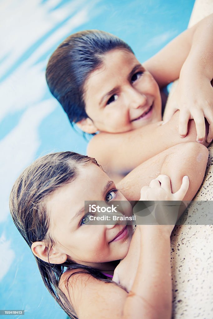 남자아이 및 여자아이 지역에서 수영장 - 로열티 프리 2명 스톡 사진