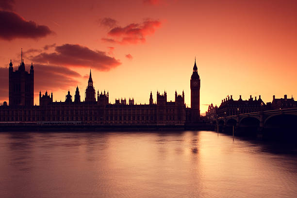o big ben e o parlamento em londres - london england victorian style big ben dark - fotografias e filmes do acervo
