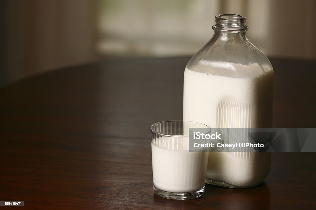 Mleko - Zbiór zdjęć royalty-free (Butelka mleka)