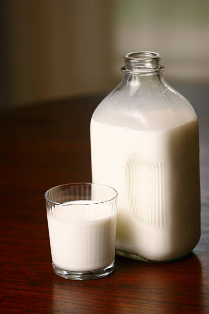 latte materno - vitamin d milk bottle milk food pyramid foto e immagini stock